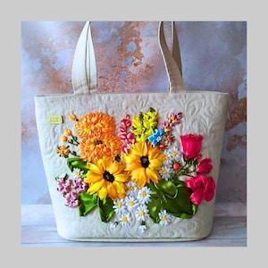 Bolso tote de lino acolchado con cintas bordadas. Bordado de girasol. Bordado de cinta único.