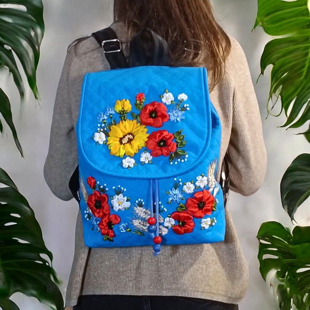 刺繍入りデニムバックパック：ハンドメイドのリボンアクセント、調節