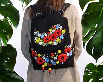 Mochila preta bordada, mochila floral feita à mão, bordado de fita de papoula, mochila boho, presente ucraniano para ela, bolsa de lona