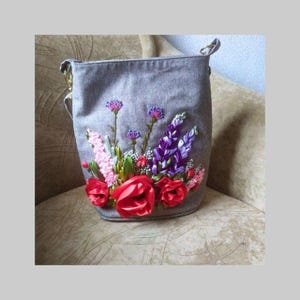 Bolso de mujer con bandolera, decorado con cintas y amapolas bordadas. Bordado de cinta único.