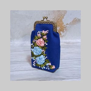 Portefeuille femme, pour lunettes avec broderie, accessoire de mode, broderie artistique avec rubans, fait main. Broderie au ruban unique.