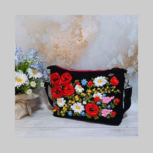 Umhängetasche aus Canvas, ein handgemachtes Geschenk für Sie, florale Stickerei mit Bändern.