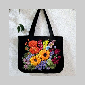 Floral Ribbon Akzent Denim Umhängetasche. Sonnenblumen Stickerei.Einzigartige Bändchenstickerei.