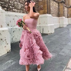 Luxe 3D roze bloem roze avondjurk – strapless midi formele jurk voor bruiloft, schoolbal of feest – elegante op maat gemaakte outfit