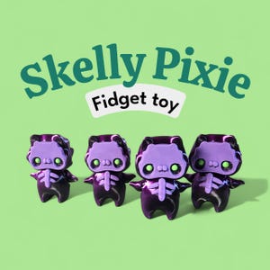 Puede incluir: Cuatro juguetes fidget Skelly Pixie morados y negros con ojos verdes y un diseño de esqueleto blanco. Los juguetes están sobre un fondo verde con el texto "Skelly Pixie Fidget toy" en una fuente lúdica.