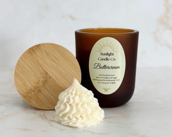 Vela de cera de abeja con aroma a crema de mantequilla: Vertida a mano, 255 g, frasco de vidrio ámbar, tapa de bambú, orgánica.
