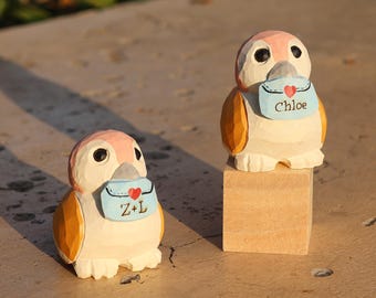 Personalisierte hölzerne Vogelskulptur, kundenspezifische Liebesbrief-hölzerne Vogelschnitzerei, personalisiertes Valentins- / Geburtstagsgeschenk mit eingravierten Namen