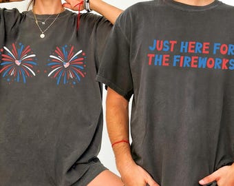 Camisetas divertidas para parejas a juego del 4 de julio. Camiseta cómoda con la bandera de EE. UU. "Just Here for the Fireworks", regalo humorístico para una pareja patriótica sarcástica.