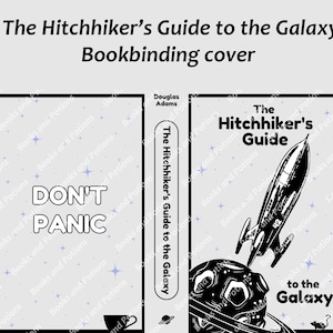 Könnte beinhalten: Ein Buchcover für "Per Anhalter durch die Galaxis" von Douglas Adams. Das Cover zeigt ein Raumschiff, das an einem Planeten vorbeifliegt, mit dem Text "Don't Panic" auf der linken Seite.