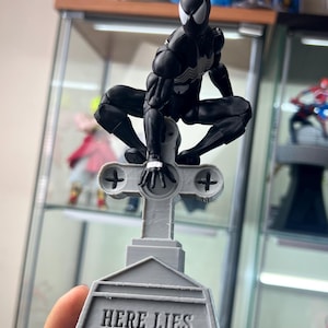 &quot;Grabstein &quot;&quot;Here Lies Spiderman&quot;&quot; für unbemalte Figuren im Maßstab 1:12.&quot;