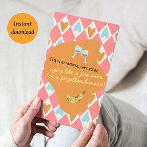 Cartão de Aniversário Engraçado para Imprimir | Envelhecendo como um Bom Vinho ou uma Banana Esquecida | Download Digital, PDF Dobrável + PNG | Cartão de Felicitações Engraçado