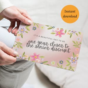 Cartão de aniversário floral engraçado | Um ano mais perto do desconto para idosos | Cartão de felicitações 5x7" para impressão | Download instantâneo | Cartão de aniversário