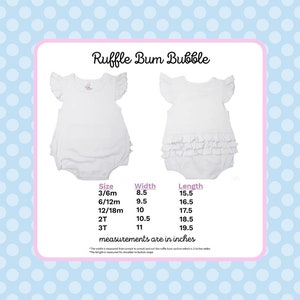 Puede incluir: Un body blanco para beb&eacute; con un trasero con volantes y mangas cortas. El body tiene una tabla de tallas con medidas en pulgadas para las tallas 3/6m, 6/12m, 12/18m, 2T y 3T. El texto "Ruffle Bum Bubble" est&aacute; en la parte superior de la tabla.