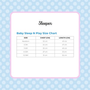 K&ouml;nnte beinhalten: Eine Tabelle mit der Gr&ouml;&szlig;entabelle f&uuml;r Baby-Schlaf- und Spielkleidung. Die Tabelle listet die Gr&ouml;&szlig;en von Neugeborenen bis 12-18 Monate mit den entsprechenden Brust- und L&auml;ngenma&szlig;en in Zentimetern auf.