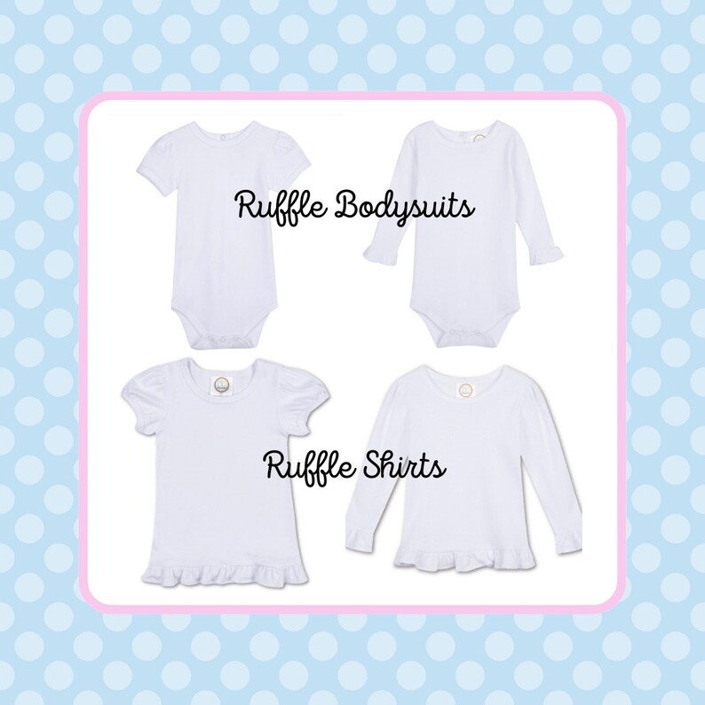 K&ouml;nnte beinhalten: Vier wei&szlig;e Bodys und Hemden mit R&uuml;schen werden vor einem hellblauen Hintergrund mit Polka-Punkten pr&auml;sentiert. Der Text "Ruffle Bodysuits" und "Ruffle Shirts" ist kursiv geschrieben. Die Bodys haben kurze und lange &Auml;rmel, und die Hemden haben kurze und lange &Auml;rmel.