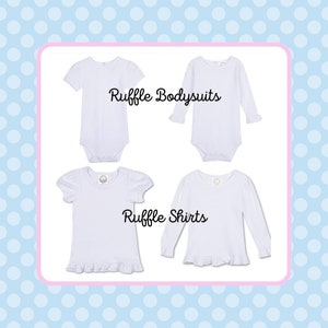 Puede incluir: Cuatro camisas blancas para beb&eacute; con volantes. Dos son bodys de manga corta con el texto "Ruffle Bodysuits" y dos son camisas con el texto "Ruffle Shirts".
