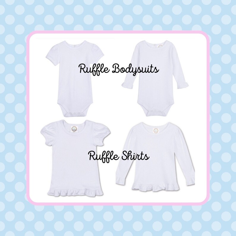 Puede incluir: Cuatro camisas blancas para beb&eacute; con volantes. Dos son bodys de manga corta con el texto "Ruffle Bodysuits" y dos son camisas con el texto "Ruffle Shirts".