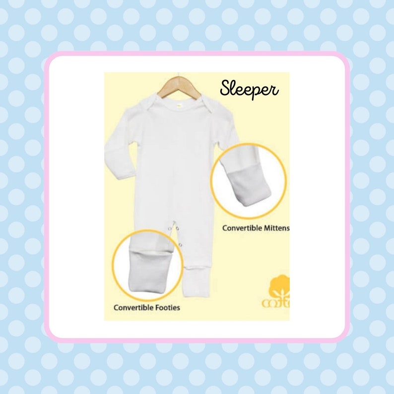 K&ouml;nnte beinhalten: Ein wei&szlig;er Babyschlafsack mit langen &Auml;rmeln und umklappbaren F&auml;ustlingen und F&uuml;ssen. Der Schlafsack hat den Text "Sleeper" und "Convertible Mittens" und "Convertible Footies" aufgedruckt. Der Schlafsack ist von der Marke "Cotton"