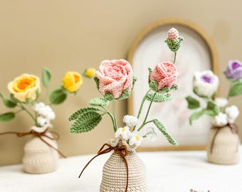 Rosa tejida a crochet hecha a mano en un jarrón: elegante decoración floral y obsequio considerado