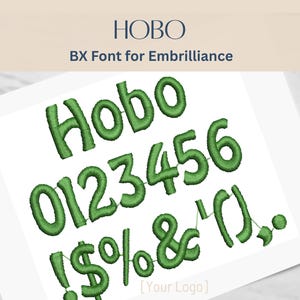 Puede incluir: Una tarjeta blanca muestra un conjunto de fuentes bordadas en verde. El texto dice "HOBO" en la parte superior, seguido de "BX Font for Embrilliance". Debajo, el conjunto de fuentes incluye las letras "Hobo", los números 0-6 y símbolos.