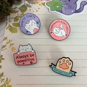 Spille a forma di gatto smaltate: diffondi felicità con zampe di gatto e vibrazioni positive! Regalo ideale per un felice lunedì risollevante!