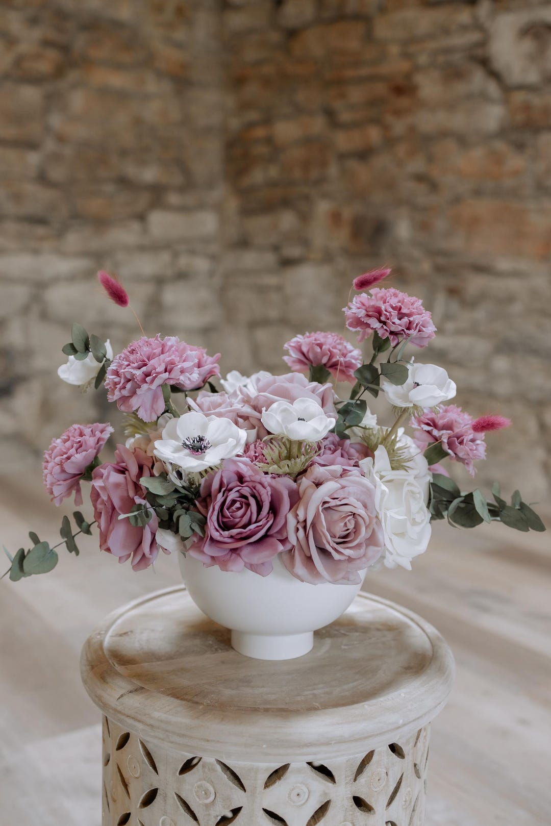 premium-blumengesteck-wei-berry-blush-moderne-tischdeko-wohnzimmer