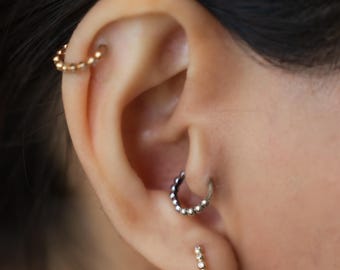 Orecchini a cerchio con perline in oro 14 carati: gioielli minimalisti e delicati