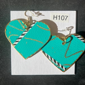 H-107 Orecchini di carta dipinti a mano, a forma di cuore, unici nel loro genere, 2,5" di diametro, nei colori acquamarina, nero e bianco, leggeri, realizzati negli Stati Uniti, tecnica mista, spettacolari.