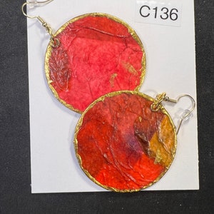 C-136 Dipinto a mano, unico nel suo genere, diametro 2", rosso, rosa e oro, leggero, prodotto negli Stati Uniti, tecnica mista, drammatici, orecchini di carta.