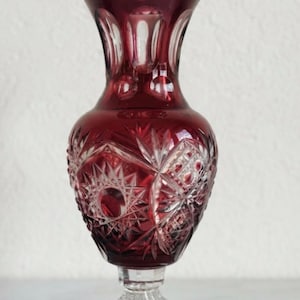 Vintage rubinrote, geschliffene Sockelvase, 28 cm, böhmisches oder Nachtmann-Kristall