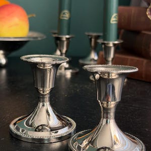 Par vintage silverpläterade ljusstakar | Pärlkantad kant | Set om 2 | Klassisk bordsdekoration
