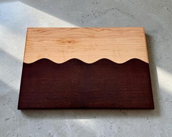 Tabla “Ola” de nogal y arce – Arte en madera hecho a mano de Kentucky