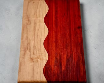 Tabla de embutidos Padauk & Maple Wave – Pieza hecha a mano inspirada en el desfiladero del río Rojo de Kentucky