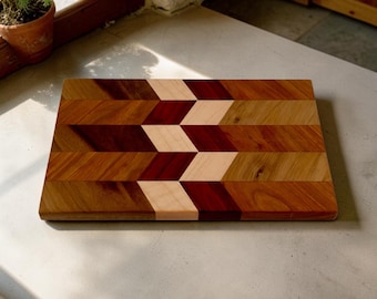Tabla de embutidos en espiga de nogal, cerezo, padauk y arce – Tabla de bar o para servir hecha a mano