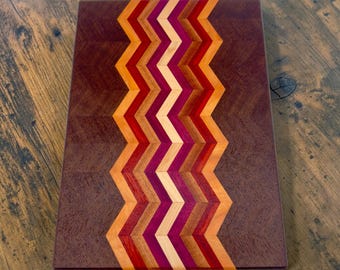 Tabla de cortar Cherokee hecha a mano en nogal, cerezo, padauk y arce / Apta para uso alimentario / Hecha en Kentucky
