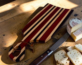 Tabla de embutidos y servir Capon – Hecha a mano en nogal, padauk/arce/mango de cuero / Elaborada en Kentucky