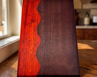 Tabla de embutidos y charcutería artesanal de nogal peruano y padauk – Tabla para cortar y servir