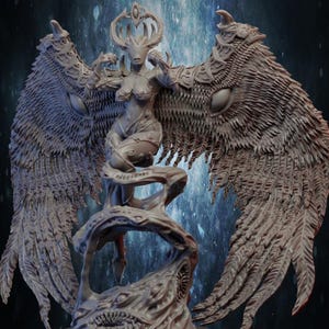 Op de afbeelding: Een gedetailleerd, grijs fantasiebeeldje van een gevleugelde humanoïde figuur. De figuur heeft een hertachtig hoofd, sierlijke vleugels en staat op een getextureerde basis. De vleugels zijn groot en gevederd, en het ontwerp is ingewikkeld en gedetailleerd.