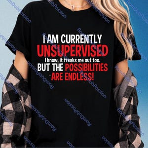 以下が含まれることがあります： 「I AM CURRENTLY UNSUPERVISED. I know, it freaks me out too. BUT THE POSSIBILITIES ARE ENDLESS!」という白と赤の文字がプリントされた黒いTシャツ。クルーネックのTシャツです。