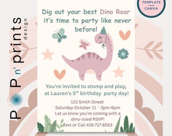 Puede incluir: Una invitación de cumpleaños en tonos pastel con temática de dinosaurios. La invitación presenta una ilustración de dinosaurio rosa, mariposas, estrellas y corazones. El texto incluye detalles de la fiesta e información de RSVP.
