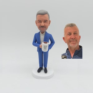 スーツとコーヒーマグの写真からカスタムボスボブルヘッドを製作退職祝いの誕生日プレゼントオフィスデスク