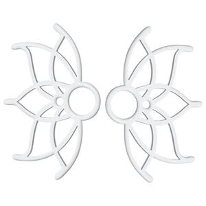 Pode incluir: Um par de brincos ear climber brancos com um design simétrico de flor de lótus vazada. Cada peça consiste num orifício central circular rodeado por segmentos curvos em forma de pétalas que se estendem para fora num leque geométrico.