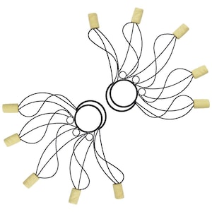 Op de afbeelding: Een paar vuurwaaiers met zwarte metalen frames en gebogen draadspaken die uitstralen vanuit een centrale ring. Elke spaak eindigt in een cilindrische, lichtbeige, getextureerde lontkop, in totaal vijf lonten per vuurwaaier.