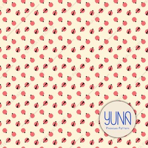Può includere: Un motivo ripetuto di coccinelle rosa con segni neri su sfondo crema. Le coccinelle sono uniformemente distanziate sulla superficie. Un logo circolare con il testo "YUNA Premium Pattern" si trova nell'angolo in basso a destra.