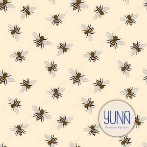 Puede incluir: Un patrón repetitivo de abejas de dibujos animados en marrón y beige sobre un fondo beige claro. Las abejas están representadas con alas detalladas y cuerpos rayados. El diseño es adecuado para telas, papel pintado u otras aplicaciones decorativas.