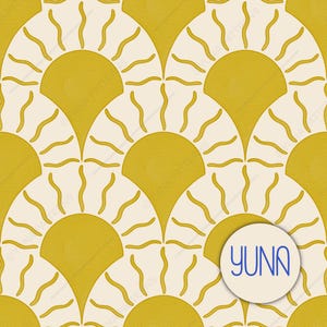 Puede incluir: Un patrón repetitivo con diseños en forma de abanico en crema y amarillo mostaza. Cada forma de abanico tiene líneas curvas que irradian desde el centro. Un círculo blanco con la palabra "YUNA" en azul está en la esquina inferior derecha. El fondo tiene una apariencia texturizada.