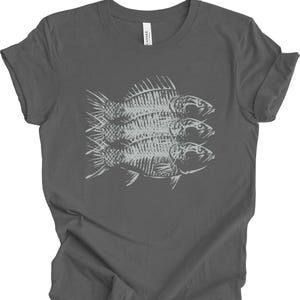 Könnte beinhalten: Ein dunkelgraues T-Shirt mit einer weißen Grafik von drei übereinander gestapelten Fischen.
