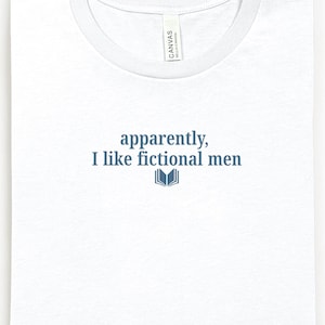 Camiseta de hombre aparentemente ficticio, camiseta de libros, regalo para lectores, camiseta de tropos de libros de fantasía romántica, mercancía acogedora del club de lectura para lectores