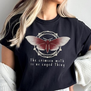 Camiseta de la Polilla Carmesí con cita "No Caged Thing", regalo para amantes de los libros de fantasía, merchandising para fanáticos de los libros, estética Rebellion para lectores