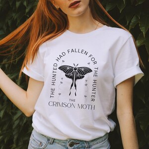 Koszulka Crimson Moth Koszulka dla miłośników książek fantasy Romantyczny cytat Estetyczny prezent dla czytelników Fanów fantasy emocjonalnej Top
